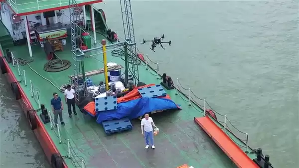 长江里面也能点外卖了:无人机直接送到船上