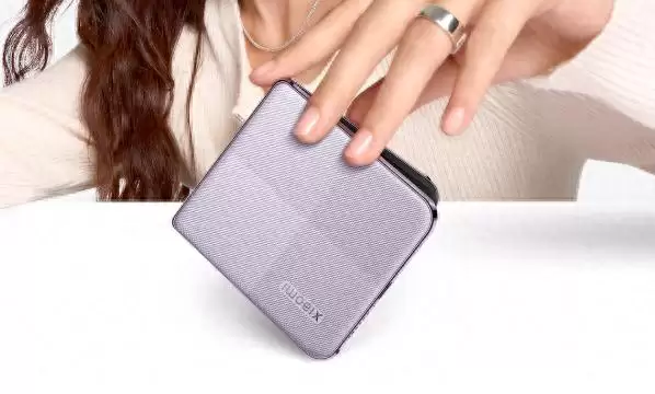 小米MIX+Flip小折叠曝光 iPhone16价比百元机改写爱疯史!