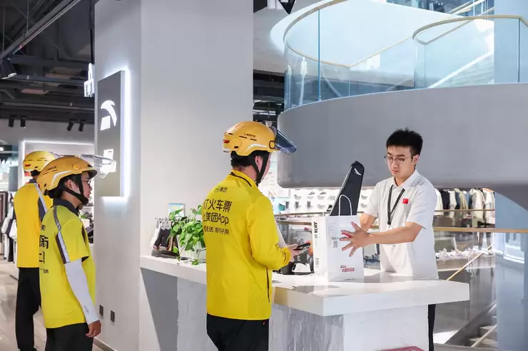 闪购耐克随时穿，尺码不合免费退：50余家服饰大牌联合美团上线退货免运费