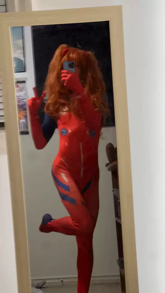 国外小哥COS明日香身材吸睛 网友狂夸：也不是不行