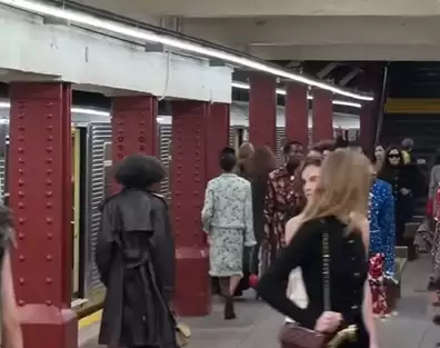 香奈儿大秀被指脱离现实:选纽约地铁 硬打工人流量