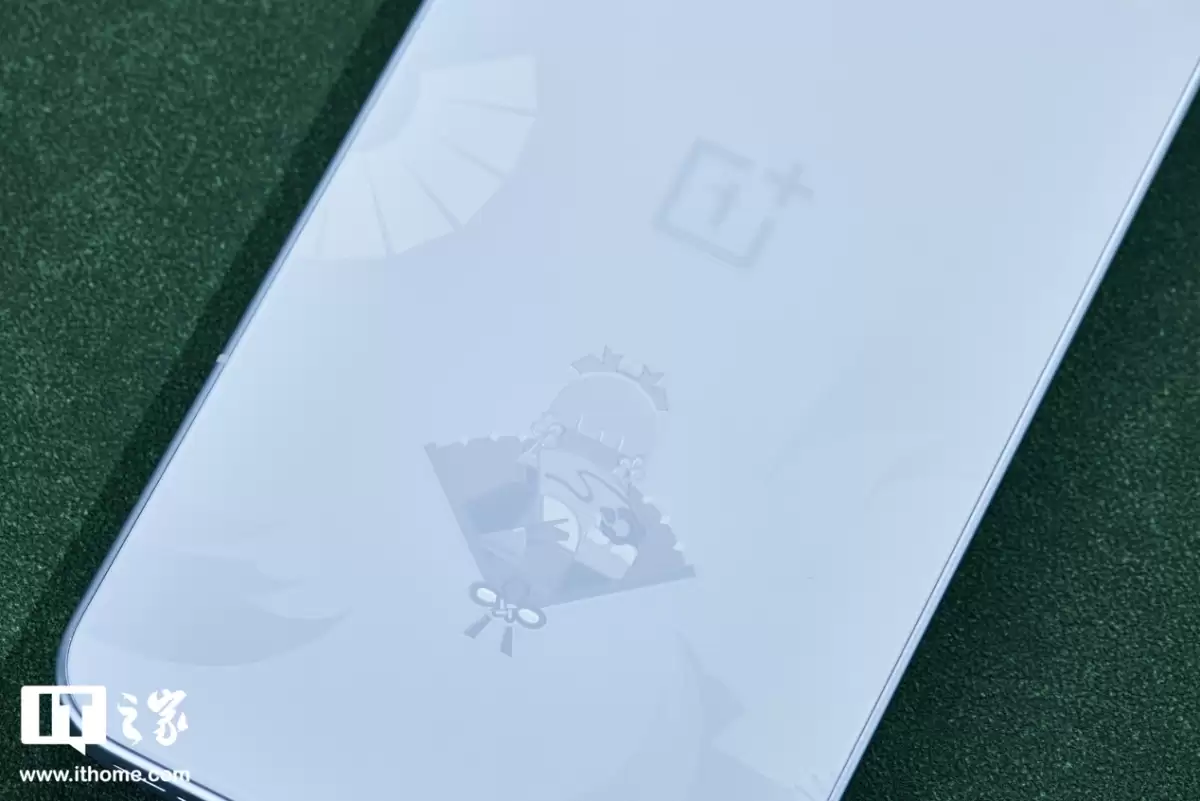 一加 Ace 6T 手机可在 OPPO 商城免费镌刻《原神》神里绫华专属图案