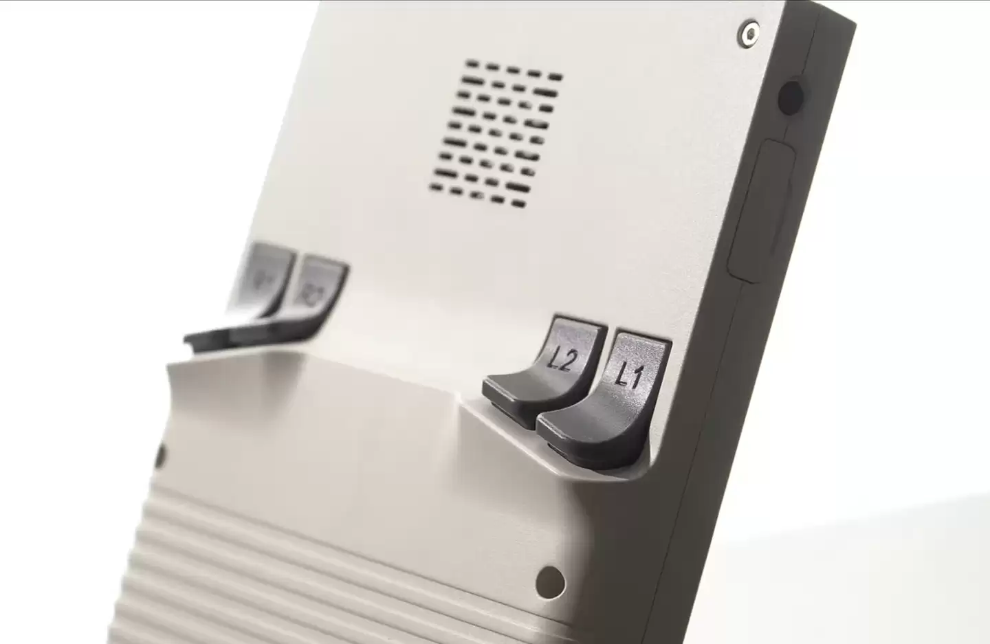 Anbernic 安伯尼克 RG477V 掌机亮相：主动散热风扇设计，竖板造型