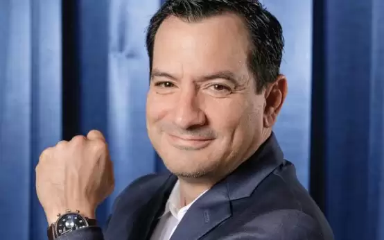 穿着蓝色衣服的男人AI 生成的内容可能不正确。