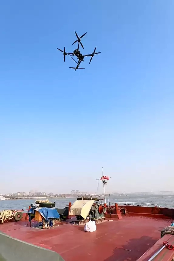 长江里面也能点外卖了:无人机直接送到船上