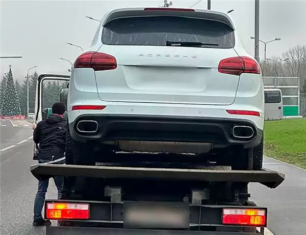 俄罗斯数百辆保时捷突然锁死趴窝 可能遭卫星蓄意干扰瘫痪