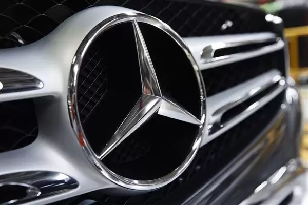 28万买的奔驰电动车开回家就故障 女车主索赔20%车价遭拒