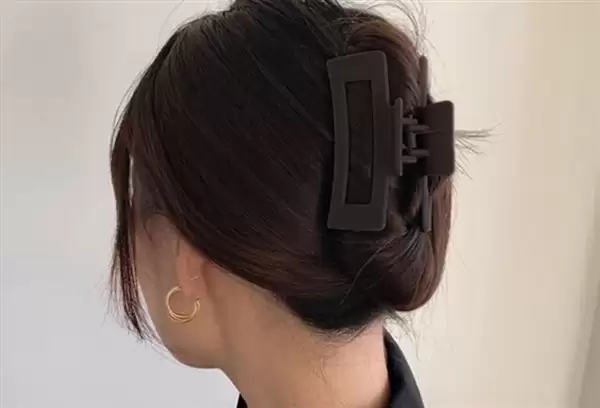 女子坐电动车摔倒：头被鲨鱼夹扎破