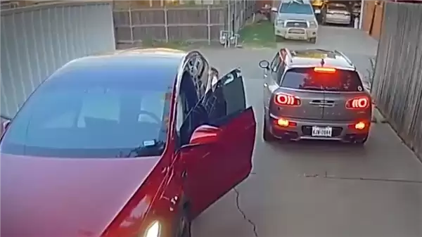 诡异!男子驾Mini Cooper外出 自己的特斯拉自动开门刮坏两车