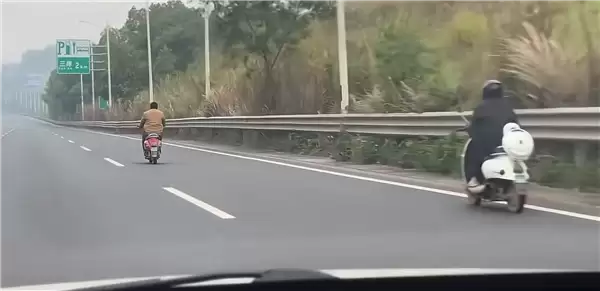 电动自行车跑上高速 时速120km/h追不上！网友：5倍新国标
