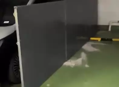 车位纠纷协商两年无果:男子直接在中立墙为界