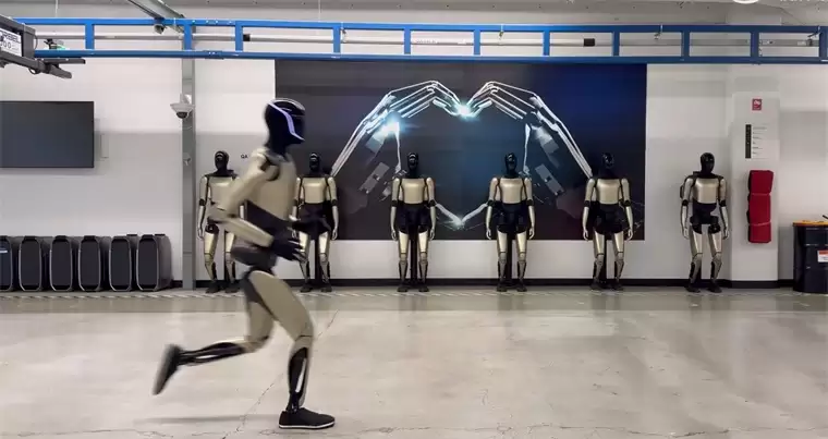 特斯拉发布 Optimus 人形机器人跑步视频:步态流畅更像人