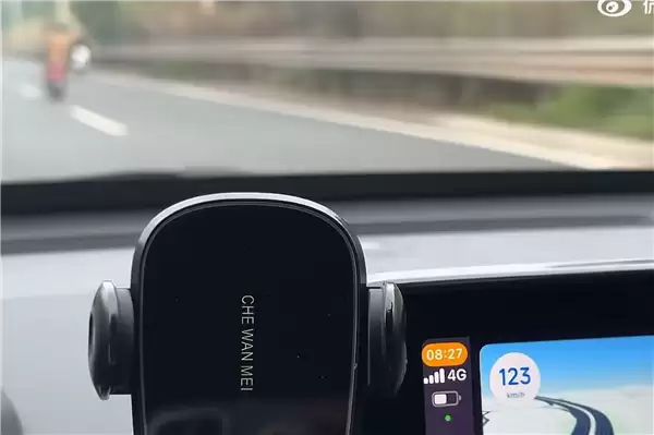 电动自行车跑上高速 时速120km/h追不上！网友：5倍新国标