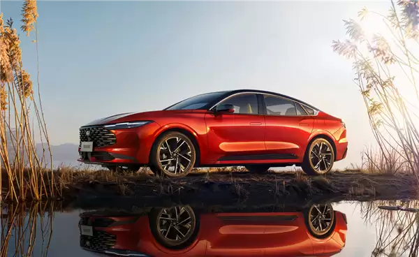 14.98万起 新款福特蒙迪欧上市:终于抛弃分体大灯组