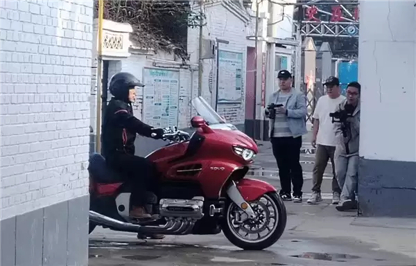 长城首款水平对置8缸摩托车震撼问世