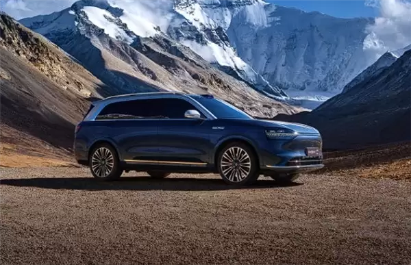 问界10月销量破4.4万,成首个超越BBA的本土豪华品牌