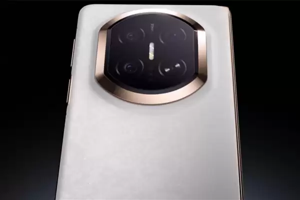 冠军傅园慧给妈妈换华为Mate+X7：苹果手机拍照不好看