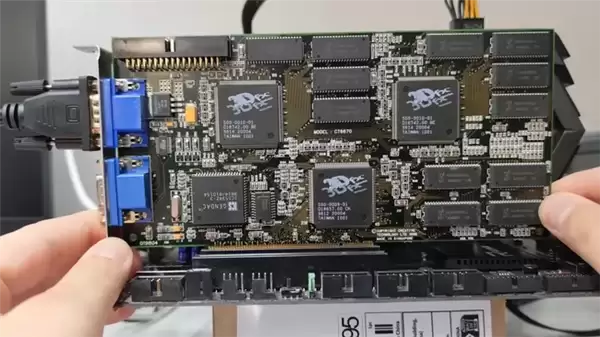 跨越25年的兼容:古老3dfx Voodoo2点亮搭载9900X的Windows 11!