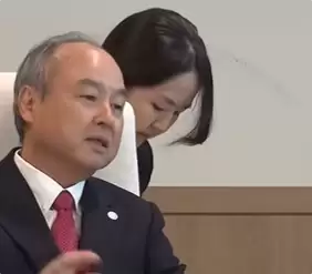 李在明会见孙正义:微笑纠正美女翻译口误