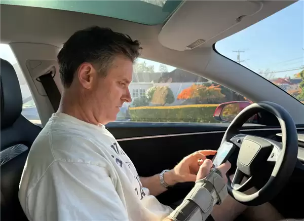 特斯拉FSD更新：允许车主在自动驾驶模式下发短信