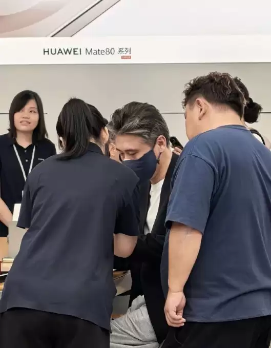 演员李乃文现身华为门店体验手机 不巧刚拿手机就出现小插曲