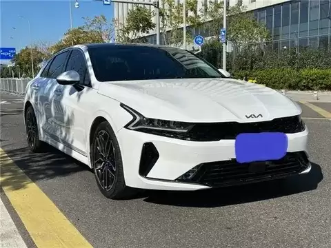 起亚K5：冬日出行的温暖伴侣，颜值与舒适兼具