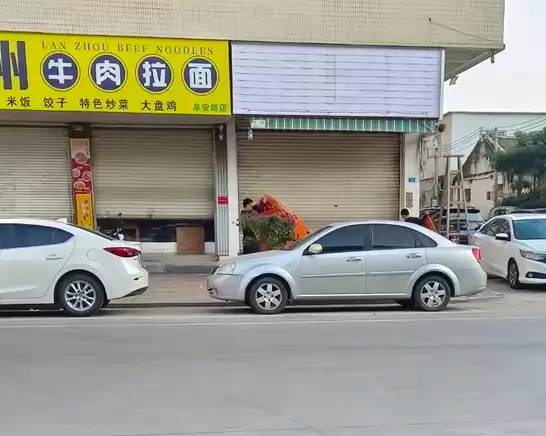 广东一餐馆张贴“狗与外卖员勿进”告示 涉事店员被拘