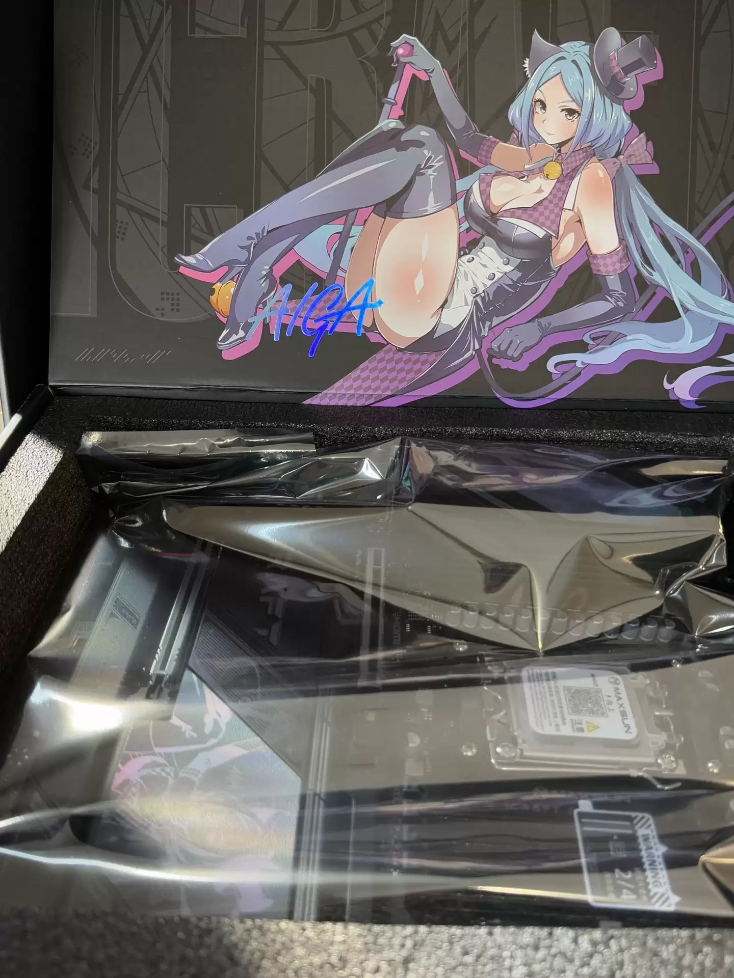 铭瑄开箱 MS-iCraft B850 AIGA 主板包装盒，含多款二次元 IP 配件