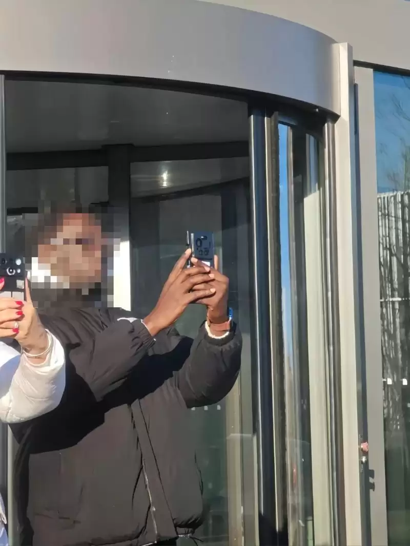 小米 17 Ultra 手机原型照片曝光,背面三摄布局