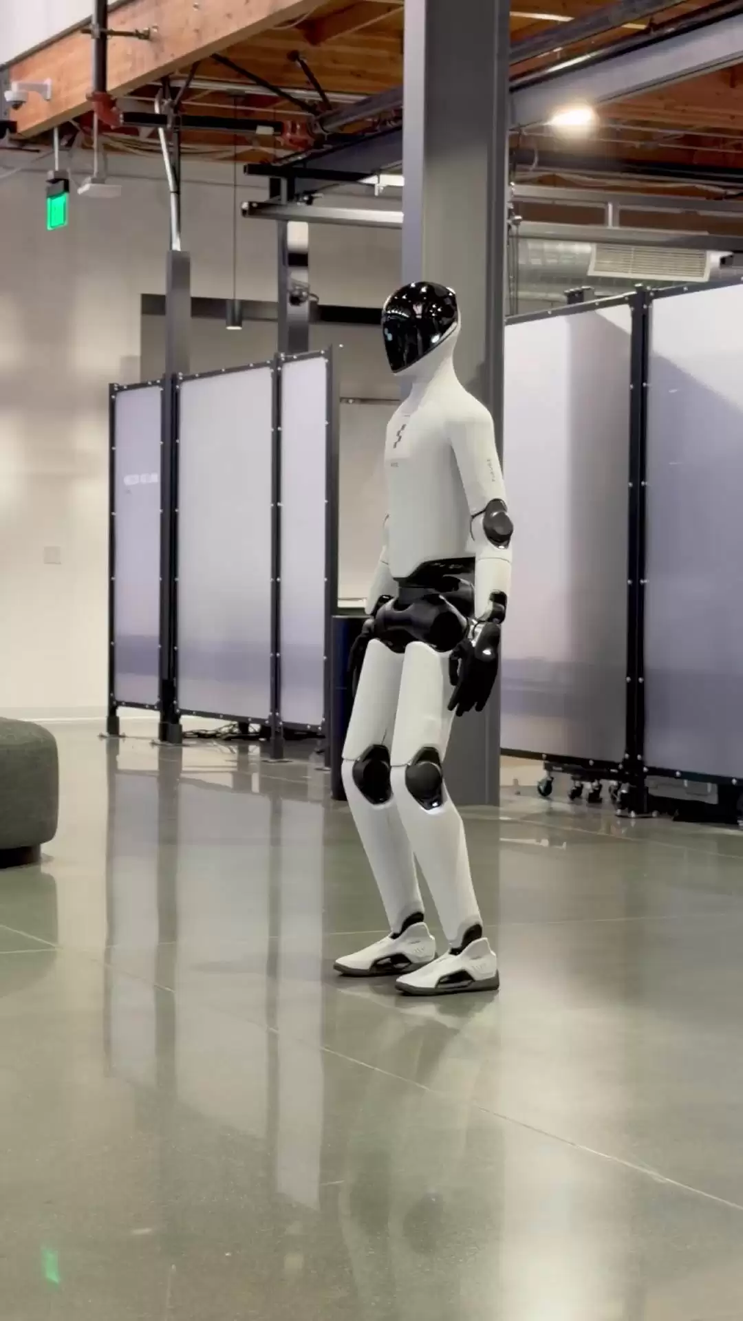 特斯拉之后 Figure AI 也秀肌肉:Figure 03 人形机器人跑起来,还是折返跑