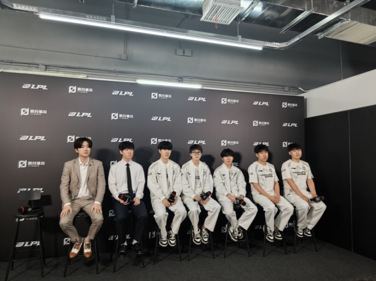 iG0-2不敌FPX，赛后采访教练：小失误同时在一场比赛爆发出来就会很艰难