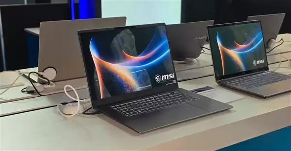 微星展示全球首批Panther Lake笔记本:记者上手连连惊呼