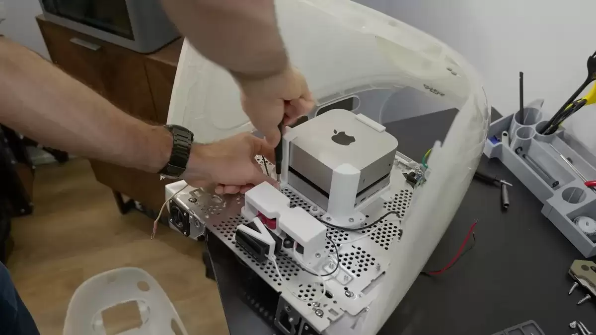 M4 芯片碰撞半透明美学：iMac G3 变身 4K 性能怪兽