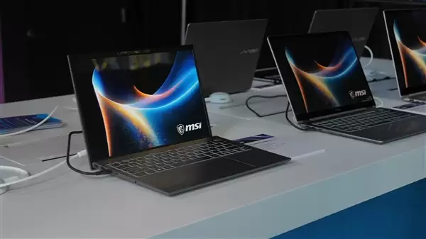 微星展示全球首批Panther Lake笔记本:记者上手连连惊呼