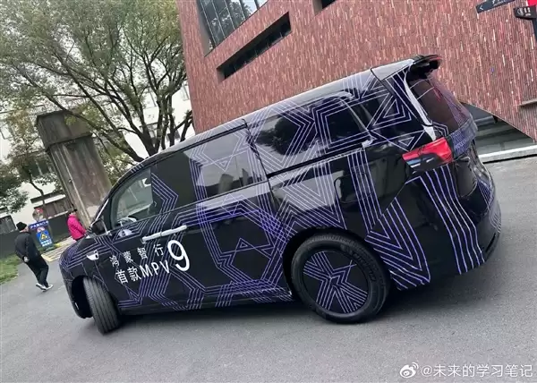 余承东放言超越所有旗舰！鸿蒙智行首款MPV实车曝光
