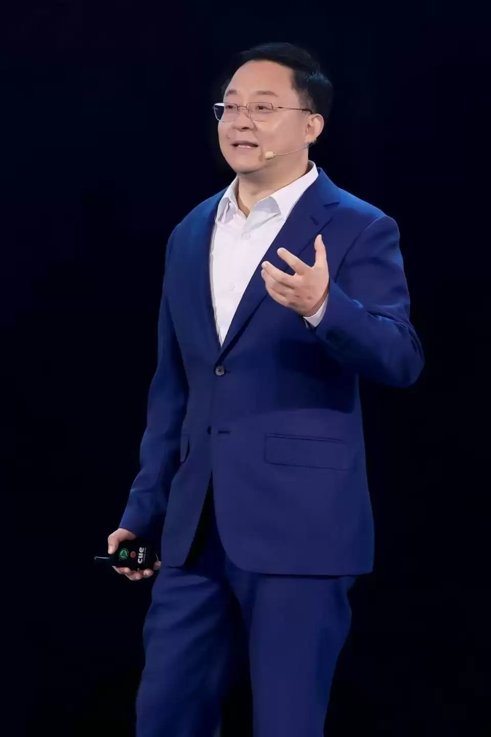 不搞虚假繁荣！人民日报专访刘庆峰揭秘AI国家的硬核逻辑