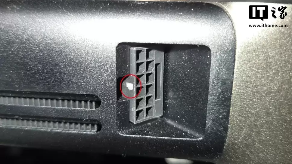 用户称 RTX 5080 电源接口卡扣脱落，英伟达拒绝为其更换显卡