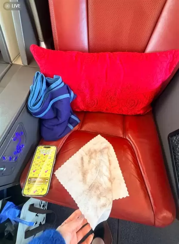 高铁商务座一擦全是黑印 12306回应:会定期清洁