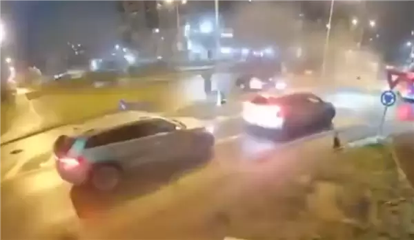 罗马尼亚版《速度与激情》！一辆奔驰失控高速起飞 飞跃两辆汽车