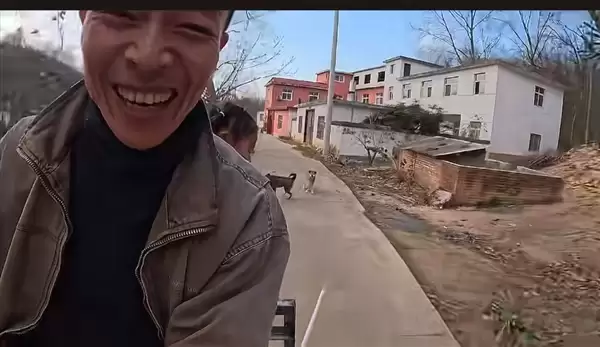 骑车怕被狗追?男子发明两代车载打狗棒 网友:实用又搞笑