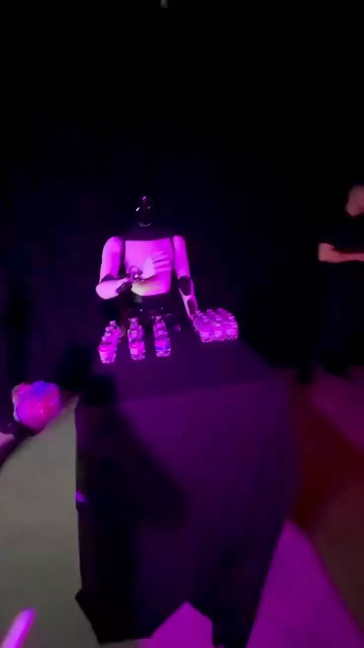 特斯拉 Optimus 人形机器人演示时摔倒，手忙脚乱“摘头显”露了馅