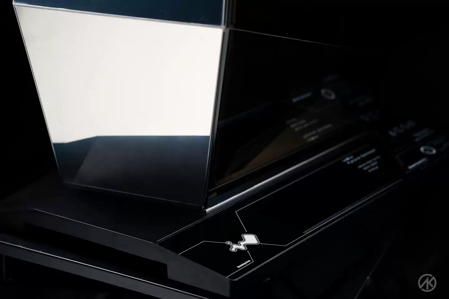 迎广概念机箱曝光：镜面美学，有望 CES 2026 亮相