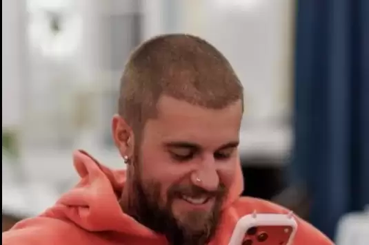 贾斯汀比伯吐槽iPhone按钮设计 竞争对手OpenAI负责人回复：欢迎加入