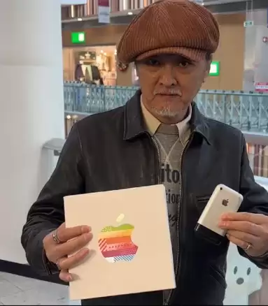 北京第六家Apple官方零售店开业 老人掏出第一代iPhone合影打卡