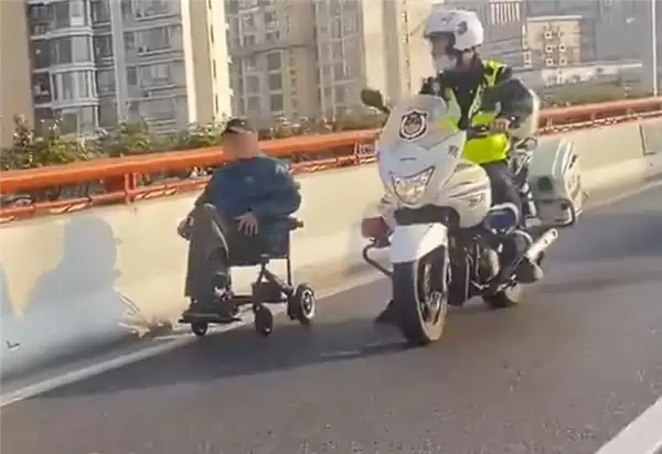 上海86岁老人把电动轮椅开上高架 官方通报：系误入