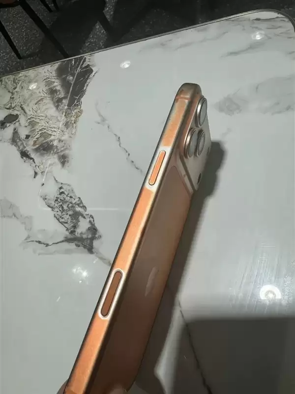 安卓看懵!网友称iPhone 17 Pro Max被湿巾擦掉漆:画面难以置信