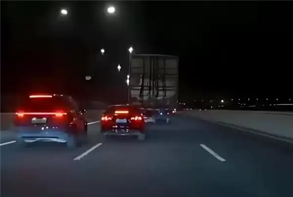高速公路上一车龟速占道引众怒：两车轮番上前“堵截”