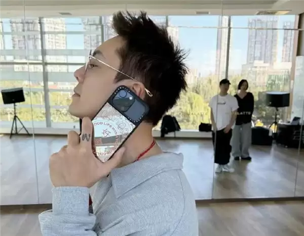 陈伟麟回应iPhone 16 Pro套iPhone 17 Pro壳：新手机在传数据 还要一天多