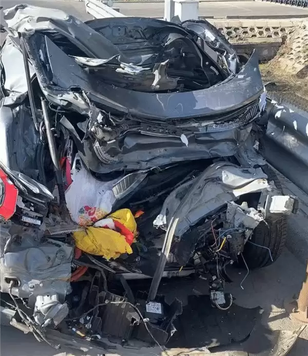 极氪001高速遭重卡夹击 全车人平安无虞