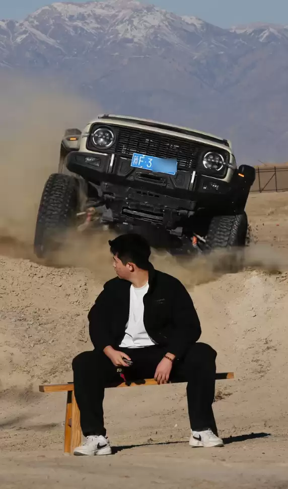 多人已被撞 网友跟风拍摄与冲坡越野车合影视频：太危险！